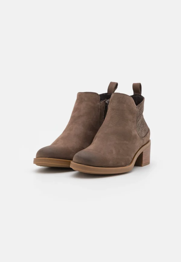 soldes luxe Clarks Memi Zip – Boots À Talons – Taupe 4