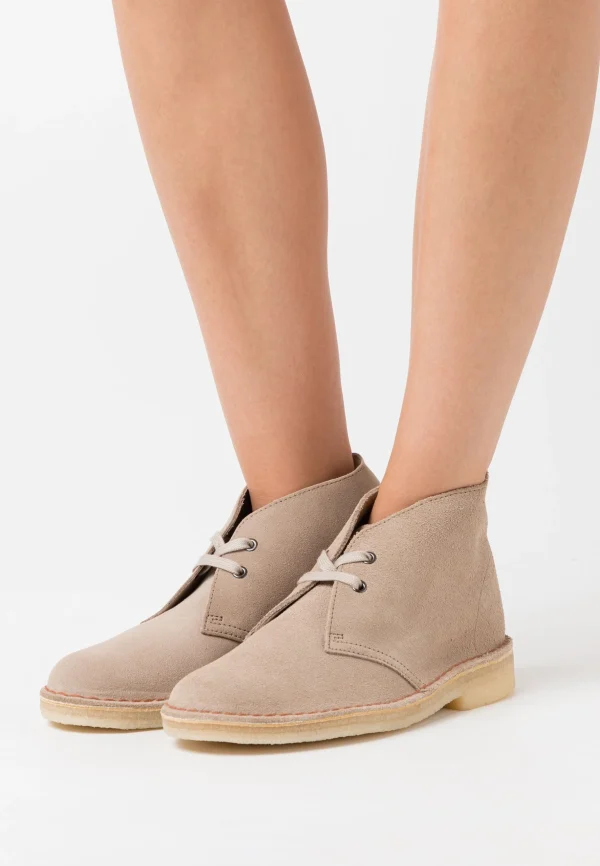 Clarks Originals Desert Boot – Chaussures À Lacets – Sand comparez les prix 1