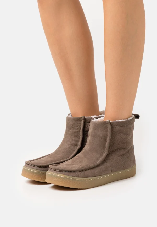 Clarks Barleigh Pull – Boots À Talons – Taupe Boutique officielle 1