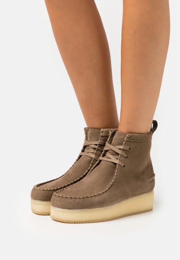 boutique en ligne france Clarks Originals Wallabee – Bottines À Lacets – Light Brown 1