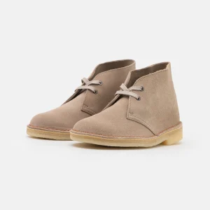 Clarks Originals Desert Boot – Chaussures À Lacets – Sand comparez les prix 18