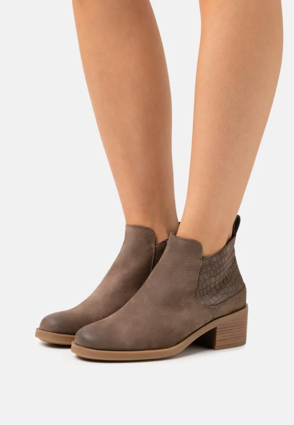 soldes luxe Clarks Memi Zip – Boots À Talons – Taupe 1